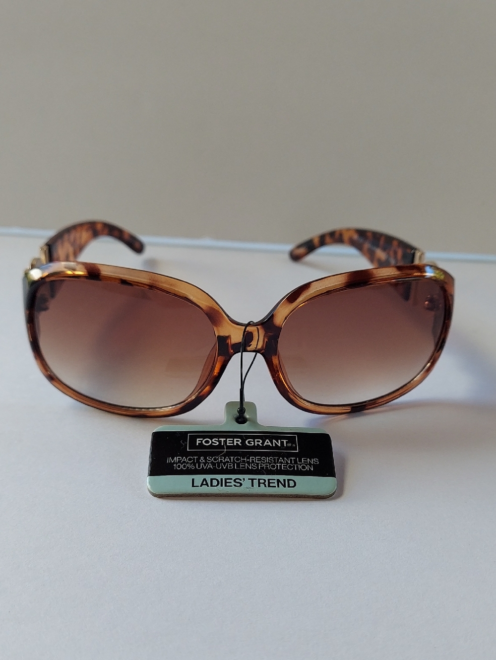 NWT Foster Grant Tortoiseshell Frame Sunglasses with Brown Gradient Lenses